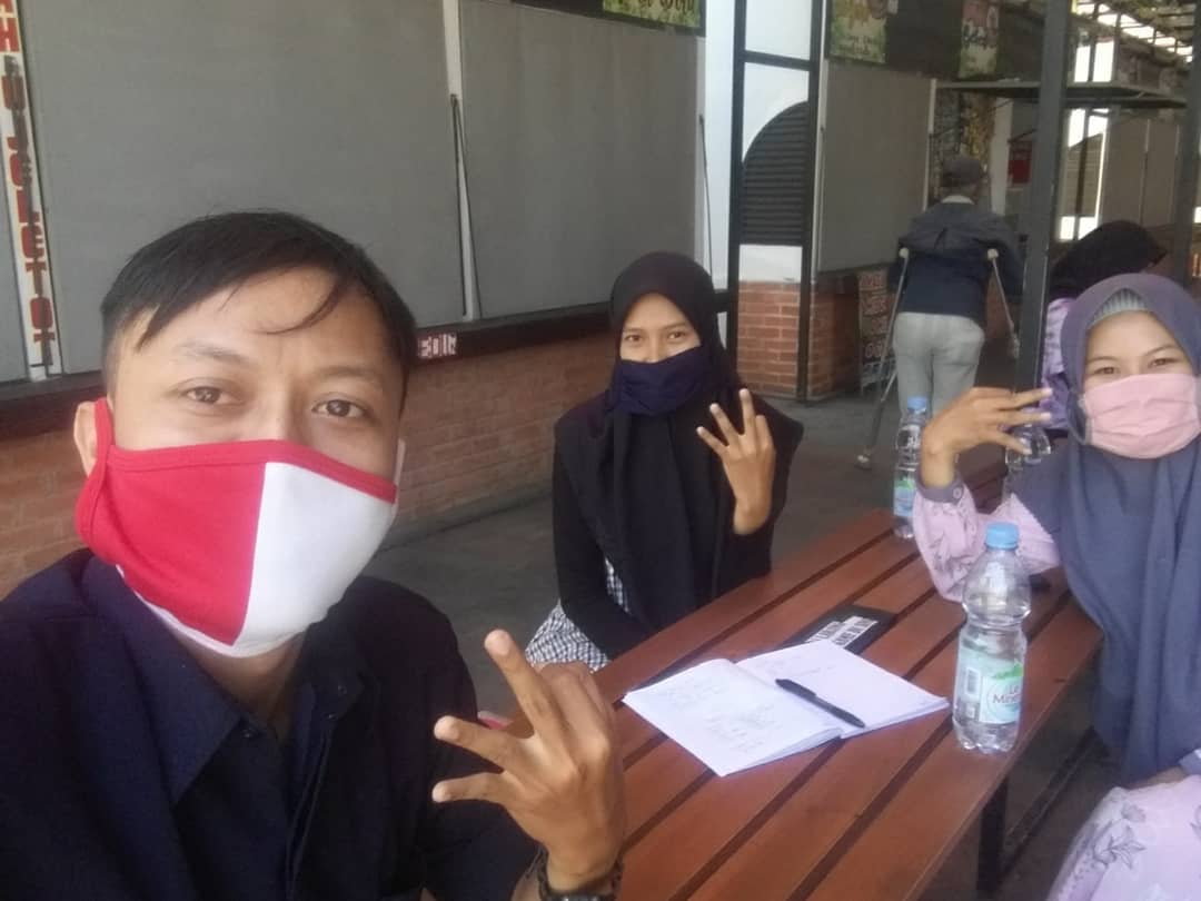 Kelas bahasa Inggris untuk peserta dewasa dengan buku catatan di meja kayu