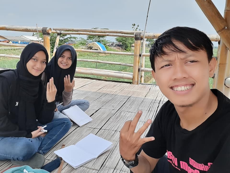 Kelas bahasa Inggris remaja di saung terbuka dengan pemandangan sawah Majalengka