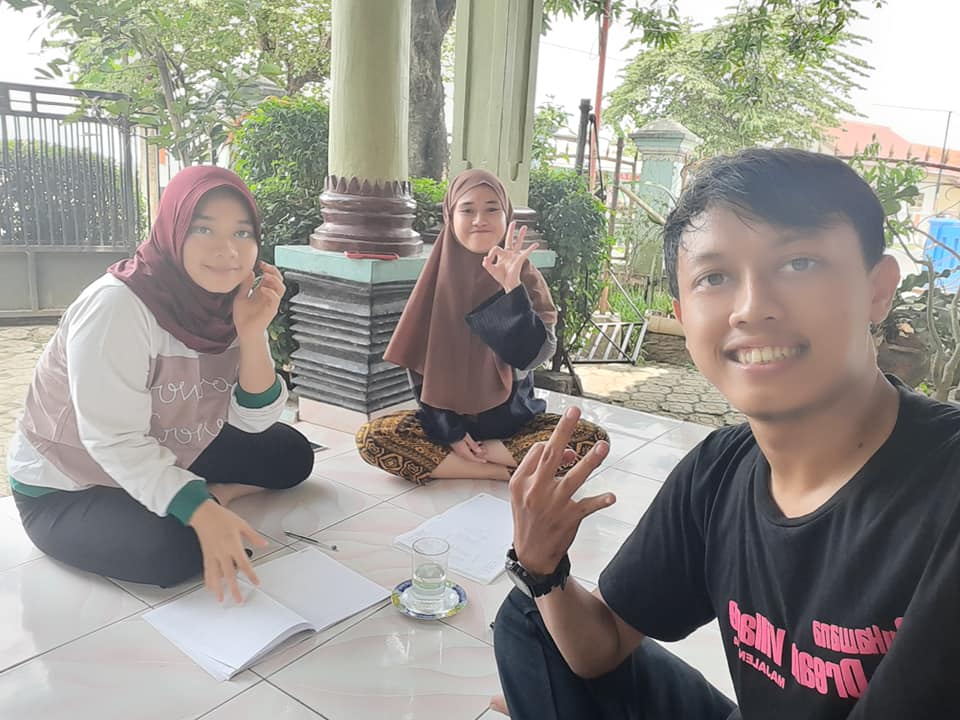 Latihan speaking bahasa Inggris untuk remaja putri di pendopo