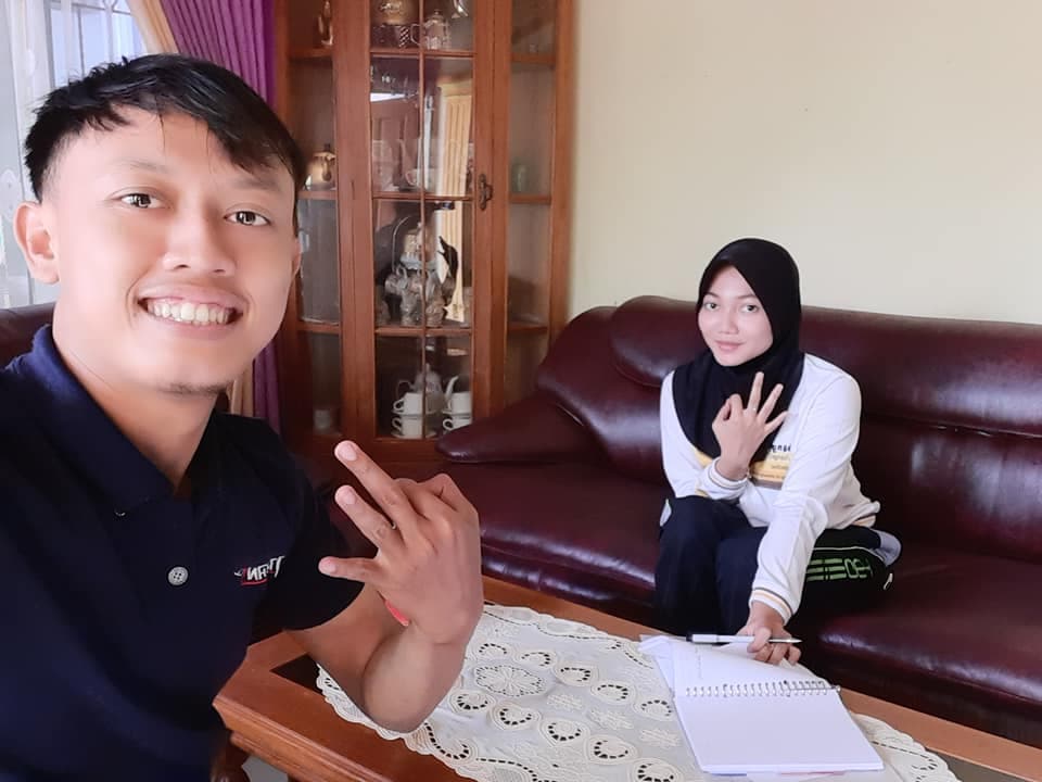 Les privat bahasa Inggris untuk siswi SMA bersama Mr. Dream