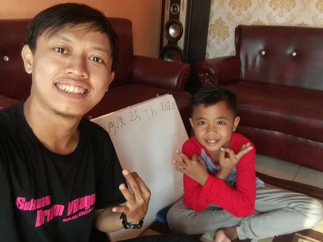 Siswa SD menunjukkan hasil latihan menulis bahasa Inggris