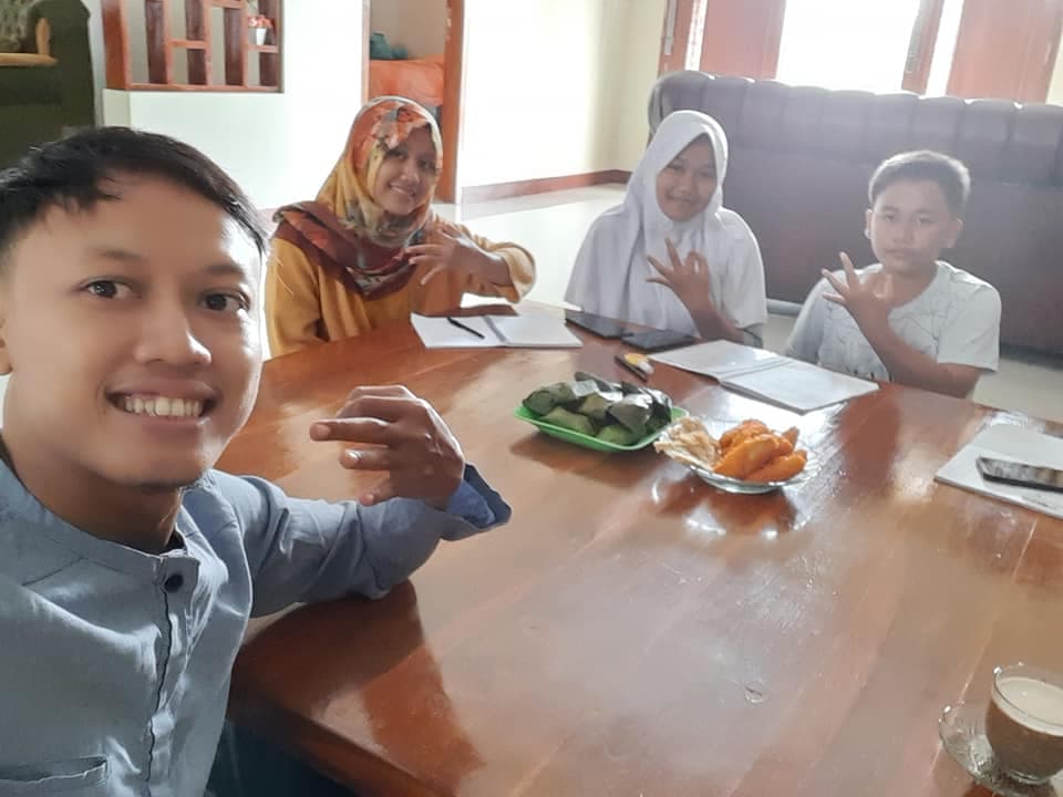 Kelas kecil bahasa Inggris untuk anak dan orang tua di meja belajar