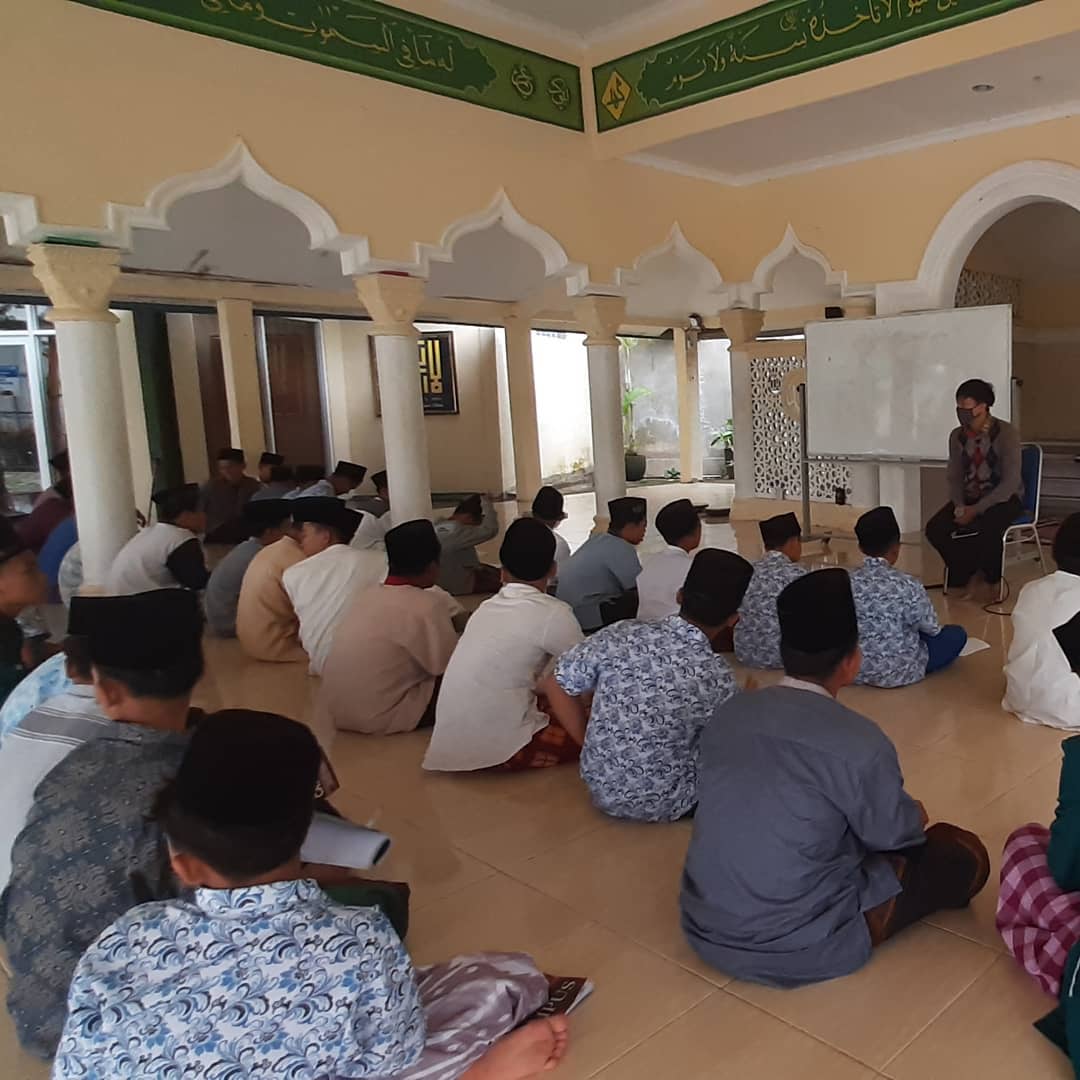 Pelatihan bahasa Inggris kelompok besar di aula masjid