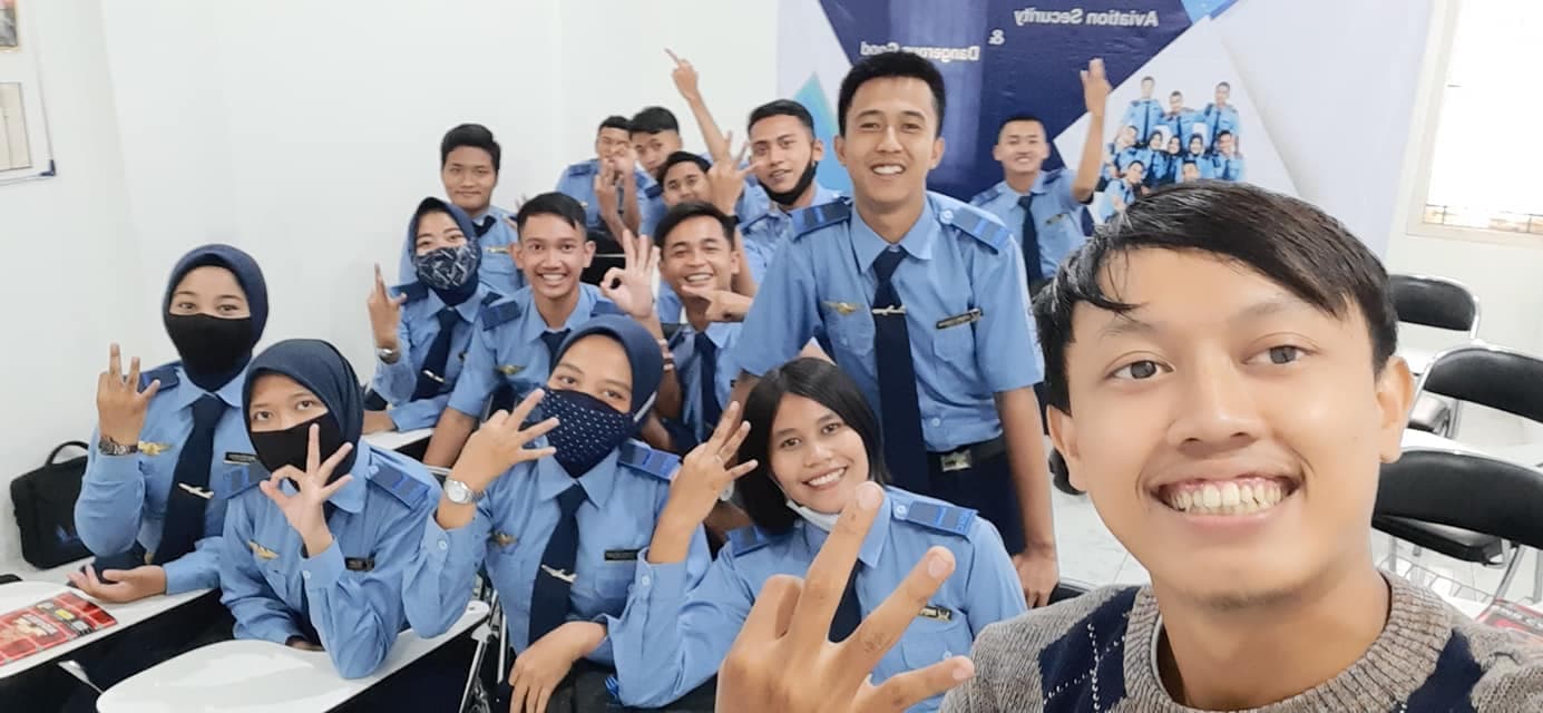 Peserta pelatihan bahasa Inggris berseragam berfoto bersama Mr. Dream