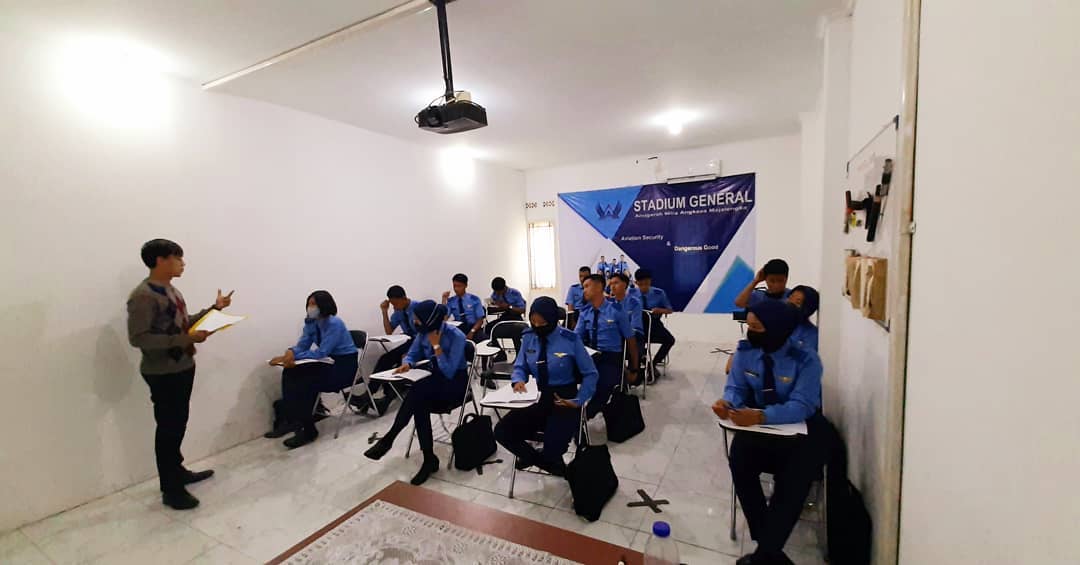 Sesi pelatihan bahasa Inggris di ruang kelas dengan peserta berseragam