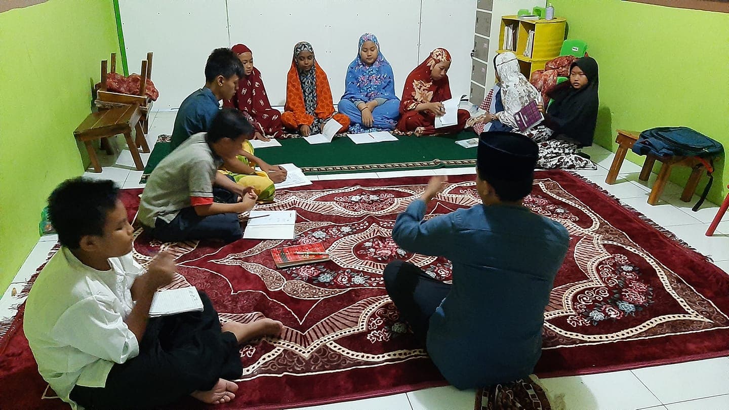 Kelas bahasa Inggris lesehan untuk santri dan guru