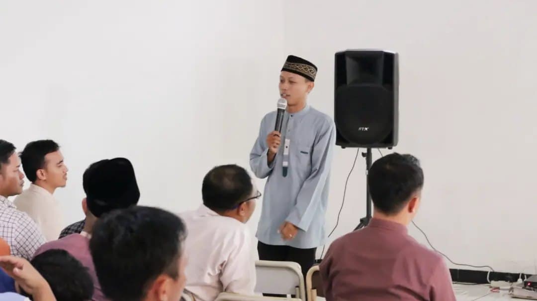 Mr. Dream menyampaikan materi bahasa Inggris di hadapan peserta pelatihan